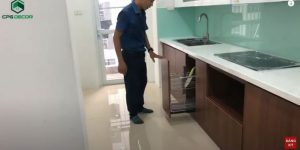 Tủ bếp dưới sử dụng màu hài hòa với sàn nhà