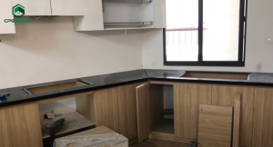 Hệ tủ bếp dưới nổi bật với màu nâu vân gỗ