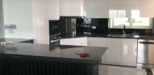 Mẫu thiết kế tủ bếp Acrylic bóng gương chữ L của Cát Phú Gia