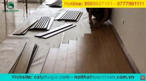Nhân viên thi công CPG Decor đang triển khai lắp đặt sàn gỗ công nghiệp