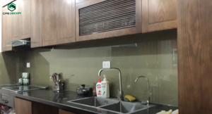 Tủ bếp gỗ sồi Nga màu óc chó bàn giao cho anh Cường ở Long Biên, Hà Nội